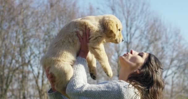 Een Meisje Knuffelen Spelen Kussen Treinen Zijn Hondenras Golden Retriever — Stockvideo