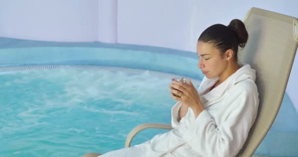 Belle Jeune Fille Femme Détendue Dans Bain Hydromassage Buvant Thé — Video