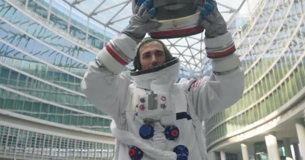 Retrato Astronauta Que Acaba Aterrizar Caminar Por Primera Vez Ciudad — Vídeos de Stock