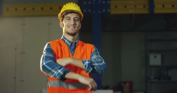 Egy Építkezésen Munkavállaló Vagy Egy Mérnök Vagy Építész Ellenőrzések Tervezésére — Stock videók