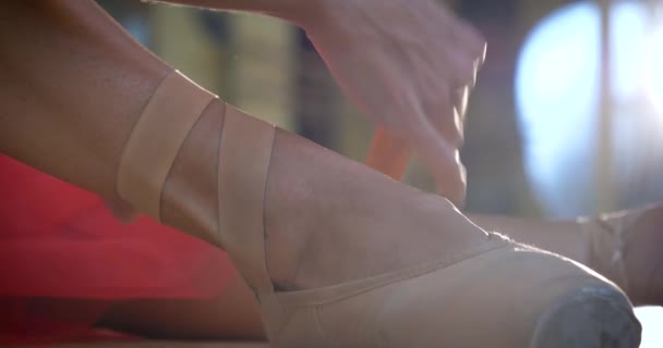 Flexible Ballerinas Die Einem Roten Kleid Tanzen Braune Ballettschuhe Konzept — Stockvideo