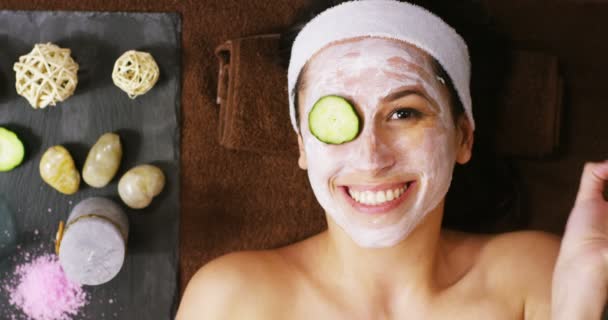 Portrait Jeune Femme Avec Masque Facial Traitement Concombre Sur Son — Video