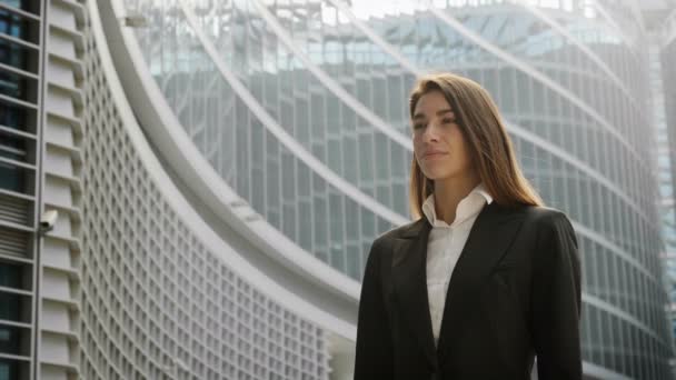 屋外で建物の目に見えない仮想ホログラム上の指で指している近代的なオフィス ガラス ビジネス女性マネージャーのスロー モーション ビデオ — ストック動画