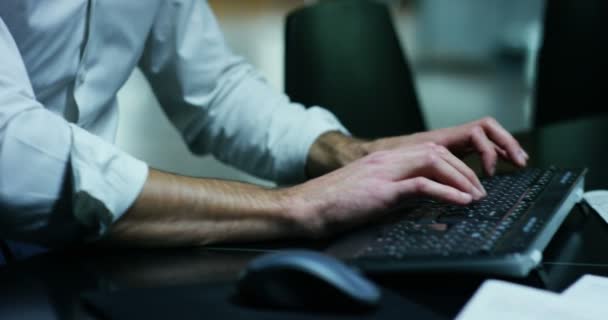 Erkek Yazarak Çalışma Üstünde Laptop Klavye Makro Yakın Kadar Ofiste — Stok video