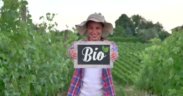 Belle Fille Souriante Femme Agricultrice Qui Veille Sur Les Champs — Video