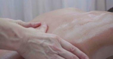 Güzel bir kadın o rahatlatır ve kasları rahatlatır bir spa masaj yapmasını kapatın. Kavramı: spa, dinlenme, dinlenme, Masaj