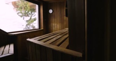 Dağ Ahşap sauna ile hangi dinlenmek büyük bir pencere konumunu. Kavram: iç tasarım, gevşeme, sauna, spa