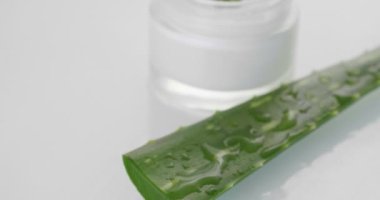 Aloe vera 'nın bileşimi. Güzellik kremi kavramı aloe, doğal tıp ve vücut bakımından türemiştir. Terapi özellikleri, kaldırma, gençleştirme ve doğa