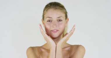 Güzel bir genç kız portresi krem üzerinde ihale bir vücut losyonları, yorgunluk ve ağrı, beyaz arka plan relieves. Konsept: biyolojik ürünler, spa prosedürler, taze, kendinizi mükemmel bir cilt, kişisel bakım, aşk