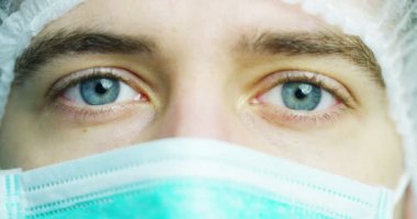 bir cerrah ya da doktor maskesi ve kulaklık hastane veya klinik operasyon için hazır portresi kapatın. Cerrah gülümsüyor güvenli ve kendini gurur. Tıp, hastaneler ve doktorlar, bakım kavramı