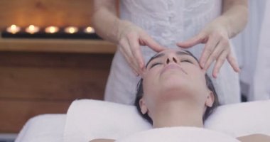 Bir uzman masöz bir Sağlık Merkezi tarafından masaj onun yüzünü bir güzel kadın yüz kapatın. Kavramı: spa, dinlenme, dinlenme, Masaj