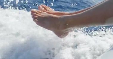 bir kız bir teknede su dokunur ve teknenin dalgalar yanında denizde gün sahiptir. mutluluk, tekne yaşam ve tatil kavramı egzotik yerlerde