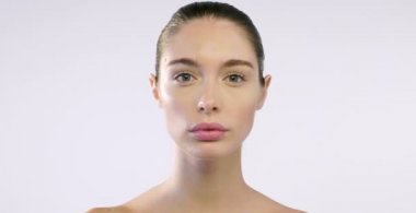 cilt ve mükemmel özellikleri ile genç kız temiz gösterir ve cilt nemli. genel kavram-in güzellik ve anti-aging, saflık kremler ve kırışıklık tedavisi için kremler