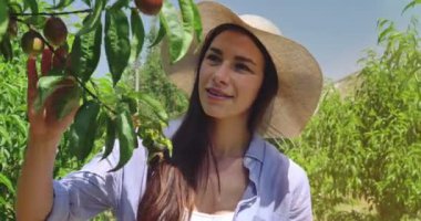 bahçe açık pantolon şapka kontrol Bahçıvan kadın yavaş hareket video 