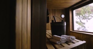 Dağ Ahşap sauna ile hangi dinlenmek büyük bir pencere konumunu. Kavram: iç tasarım, gevşeme, sauna, spa
