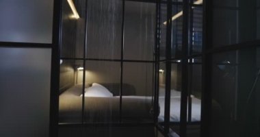 Yumuşak ve romantik ışık ile bir yatak odası iç konumunu. Kavramı: tatil, otel, gevşeme, yatak odası.