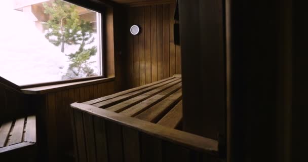 Ubicación Una Sauna Madera Montaña Con Gran Ventanal Que Relajarse — Vídeos de Stock