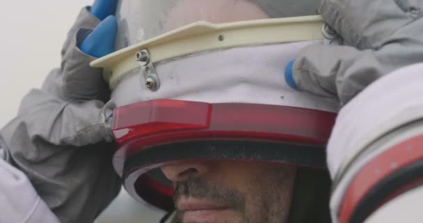 Portret Van Een Astronaut Net Geland Ademen Voor Eerste Keer — Stockvideo