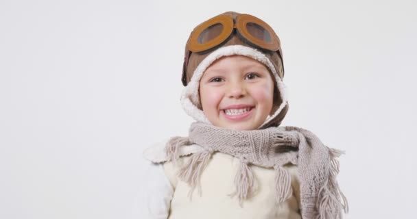 Vídeo Juguetona Adorable Niña Vestida Piloto Sonriendo Mostrando Los Pulgares — Vídeo de stock