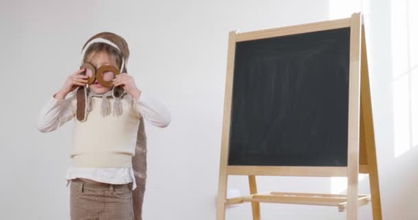 Vídeo Menina Vestida Como Piloto Quadro Vestindo Óculos Gesticulando Adeus — Vídeo de Stock