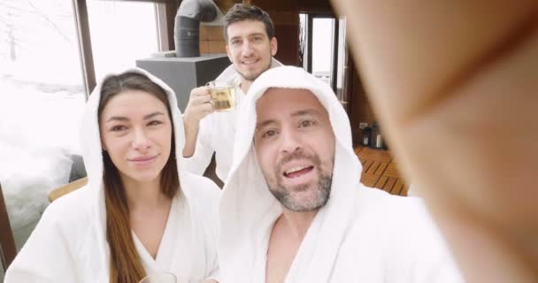 Grupo Amigos Spa Tira Fotos Diverte Sorrindo Frente Câmera Homem — Vídeo de Stock