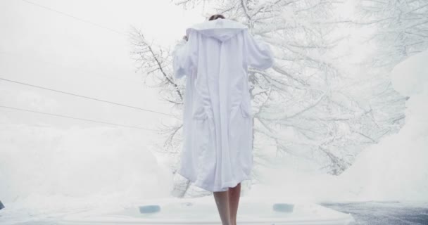 Güzel Bir Kadın Onun Beyaz Bornoz Alır Sıcak Küvet Doğa — Stok video