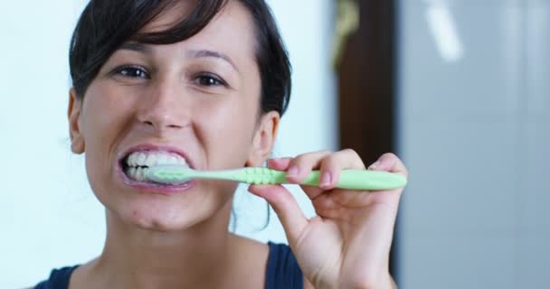 Una Chica Mañana Después Cepillarme Los Dientes Con Cepillo Dientes — Vídeos de Stock