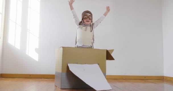 Video Lindo Niño Vestido Como Piloto Jugando Con Avión Papel — Vídeos de Stock