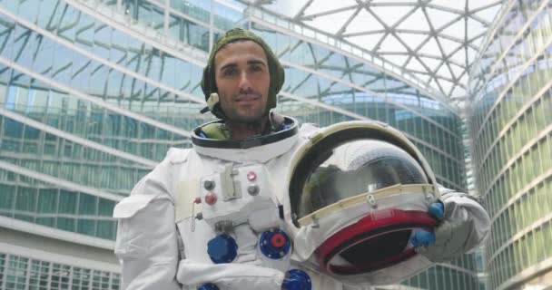 Portret Astronautą Wylądował Chodzenie Raz Pierwszy Mieście Rozgląda Się Zarówno — Wideo stockowe