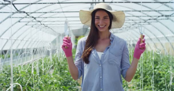 Cámara Lenta Vídeo Mujer Agricultora Invernadero Mostrando Herramientas Plantación — Vídeos de Stock