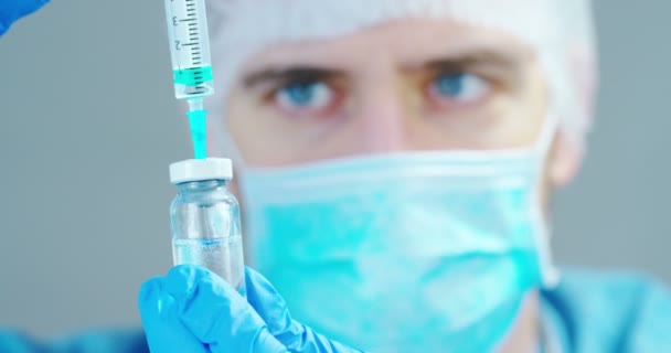 Médico Cientista Laboratório Segurando Uma Seringa Com Vacinas Líquidas Para — Vídeo de Stock
