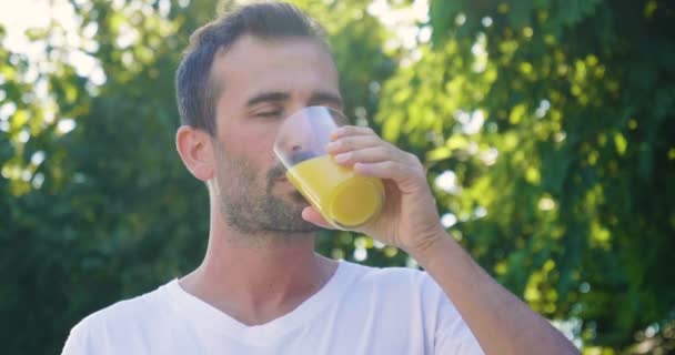 一个男人展示他的饮食丰富的维生素和饮食 真正的果汁和沙拉 对身体有好处 健康饮料 维生素 正常生活 — 图库视频影像