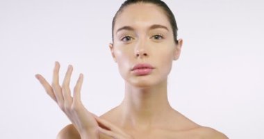 cilt ve mükemmel özellikleri ile genç kız temiz gösterir ve cilt nemli. genel kavram-in güzellik ve anti-aging, saflık kremler ve kırışıklık tedavisi için kremler