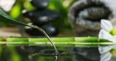 güzel su ve mumlar spa ve sağlıklı yaşam kompozisyon relax ve meditation.water aşırı yavaş motion.concept içinde ateş