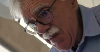 Ev yapımı el yapımı kil ve kalıp oluşturmak için onun yaratıcı atölye yaşlı bir esnaf Kavanozlar ve inşaat sanatı. Kavramı: elişi, gelenek, el yapımı sanat, yaratıcılık.