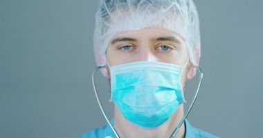 Fütüristik bir doktor stetoskop gösterir ve gelişmiş fütüristik tıp semboller Holografi içinde görünür. Konsept: gelecek, ilaç, kalp, hastalık ve bakım ve küresel sağlık ve yaşam.