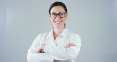 Beyaz önlük kamerada çarpı işareti silah ile poz ile doktor kadın video 