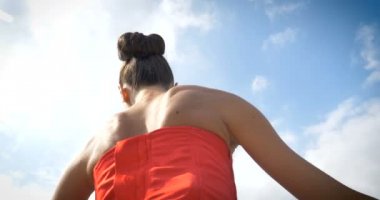 Esnek balerin ayakları kırmızı bir elbise, dans, bale ayakkabıları kahverengi. Kavram Bale dansçısı ince diyet, hafif kadın, güzel rakam, sağlıklı yaşam, esneklik, günlük aktiviteleri