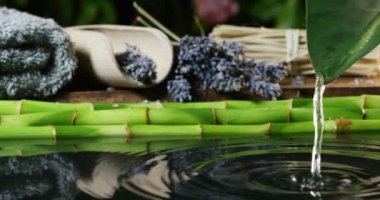 güzel su ve mumlar spa ve sağlıklı yaşam kompozisyon relax ve meditation.water aşırı yavaş motion.concept içinde ateş