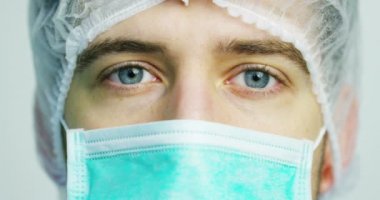 bir cerrah ya da doktor maskesi ve kulaklık hastane veya klinik operasyon için hazır portresi kapatın. Cerrah gülümsüyor güvenli ve kendini gurur. Tıp, hastaneler ve doktorlar, bakım kavramı