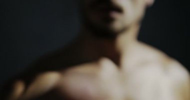 Duş sonra cilt ıslak koku parçacıkları ile aşırı ağır çekimde parfüm püskürtme anonim adam. Erkek Parfüm ve tıraş losyonu şehvetli erkek kavramı. Parfümlü adam