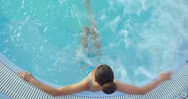 Schönes Junges Mädchen Frau Entspannt Einem Hydromassagebad Einem Blauen Badeanzug — Stockvideo