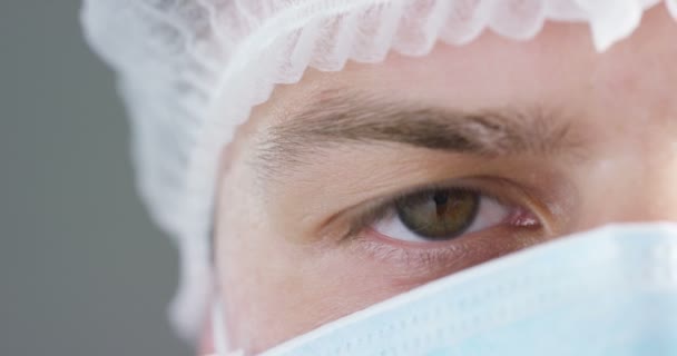 Bir Doktor Veya Cerrah Tıbbi Maske Solunum Kahverengi Gözleri Cerrahi — Stok video