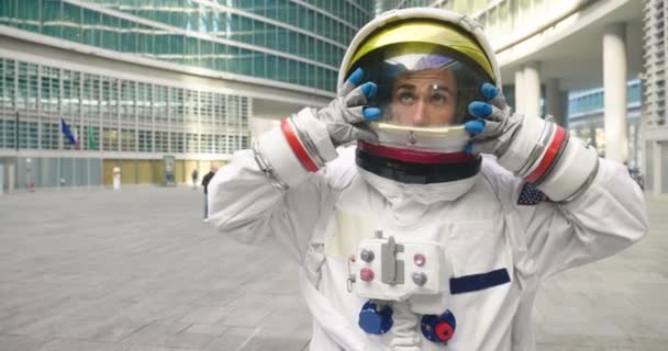 Retrato Astronauta Que Acaba Aterrizar Caminar Por Primera Vez Ciudad — Vídeos de Stock