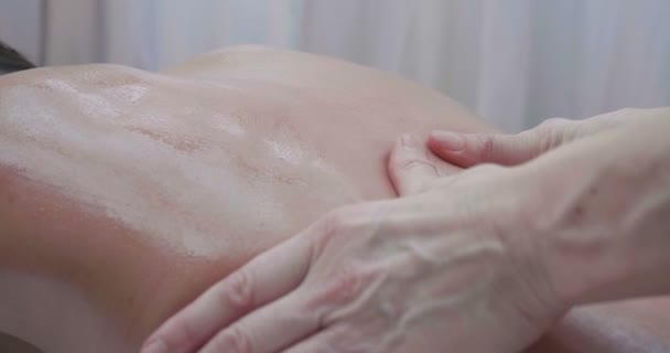 在水疗中心用按摩美丽的女人的手 让她放松和放松肌肉 — 图库视频影像