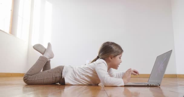 Liten Flicka Liggande Golvet Och Använder Dator Laptop — Stockvideo