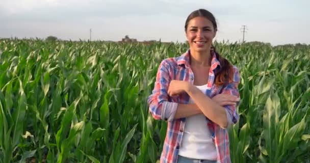 Portrét Krásné Zemědělce Dívka Kdo Kříž Zbraní Kameru Zahradě Koncept — Stock video