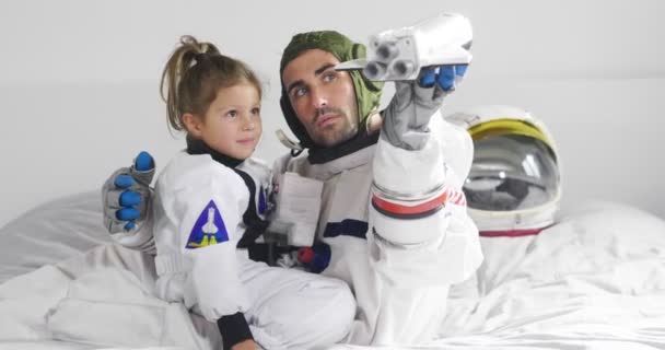 Moments Romantiques Familiaux Papa Fille Jouant Avec Des Engins Spatiaux — Video