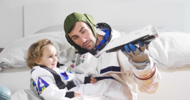 Momentos Románticos Familiares Papá Hija Jugando Con Naves Espaciales Ambos — Vídeo de stock