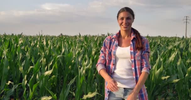 Güzel Çiftçi Kız Portresi Kim Çapraz Arms Adlı Bir Bahçe — Stok video